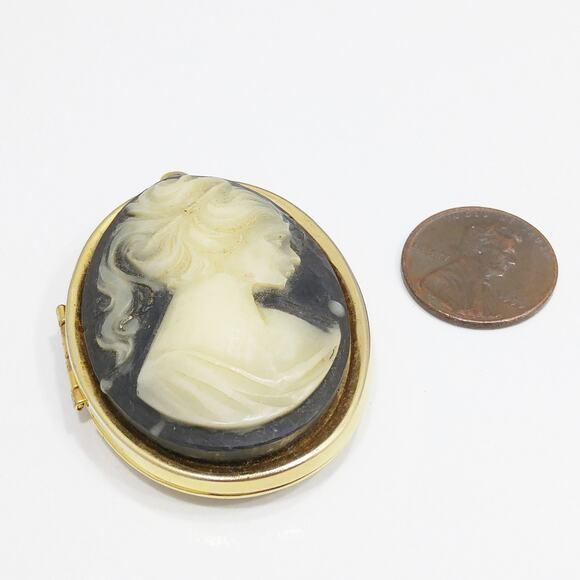 Vintage Lucite Cameo Locket Pendant, Hold Two Photos, 1960s Jewelry - Picture 10 of 10